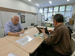 石弘之氏からの取材の様子２