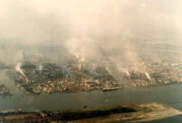 昭和40年頃の川崎の工業地域の写真(川崎市提供))